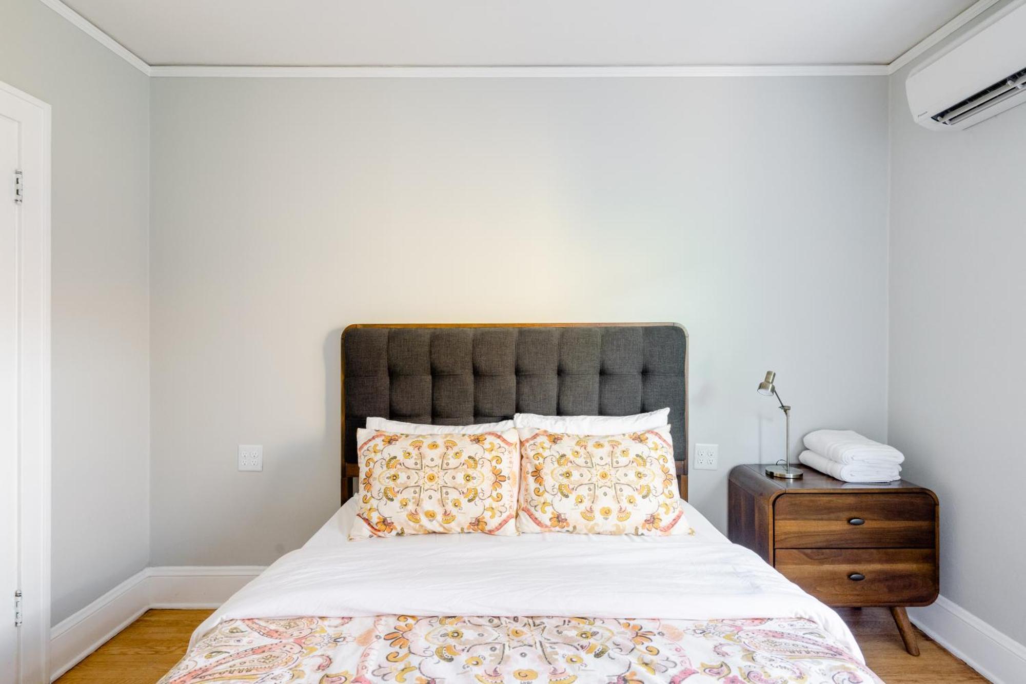 Collection - Classic 1920s Alberta Four Bedroom Haven Holiday home